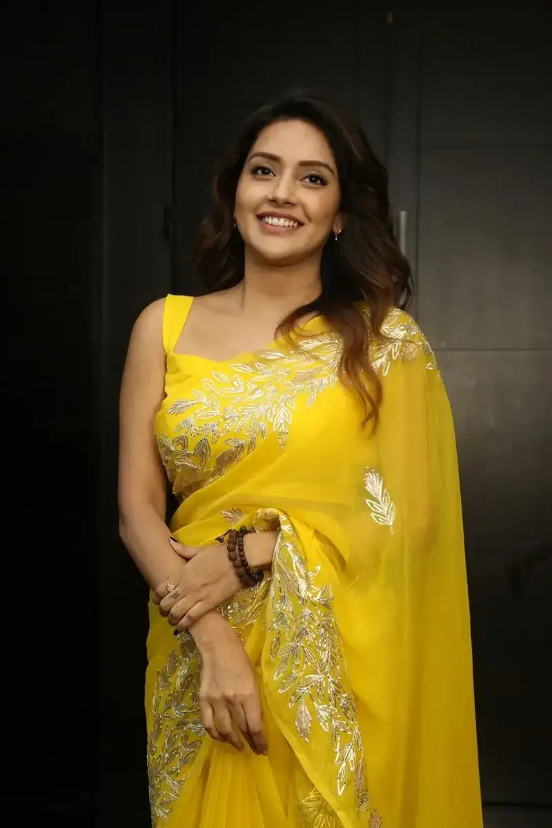 MALAYALAM ACTRESS MAHIMA NAMBIAR IMAGES IN YELLOW SAREE 4